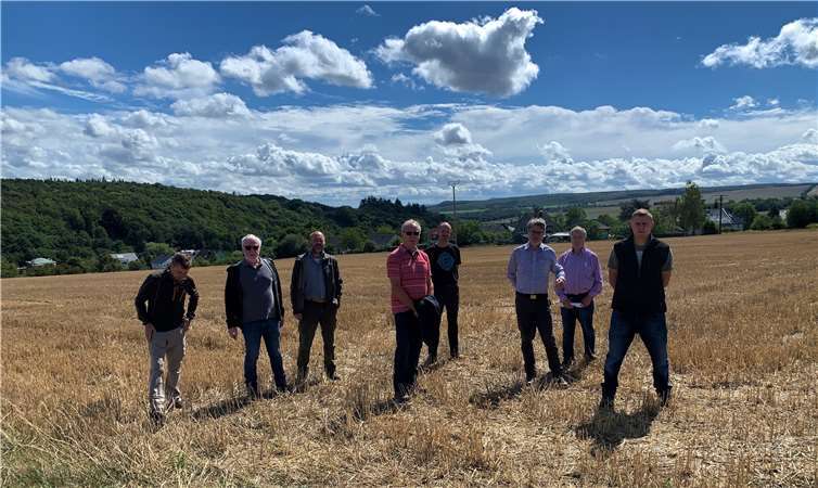 Auf dem Rückweg besichtigte der Gemeidnerat Königsfeld auch das zukünftige Neubaugebietes „Auf Schüderich“. Fotos: privat