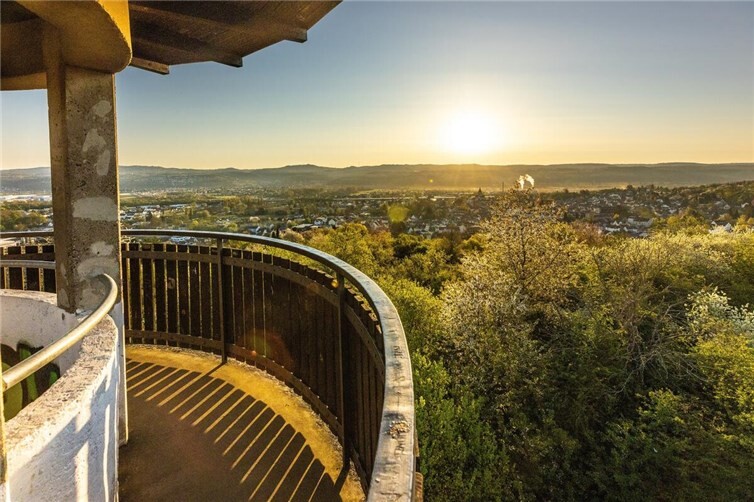 Auf dem Rückweg führt der Weg erneut über ruhige Waldpfade, bevor er schließlich mit einem besonderen Ziel endet: dem Feltenturm.