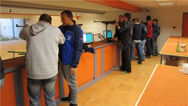 Auf dem Schießstand wird um die beste Mannschaft und den besten Einzelschützen gerungen.