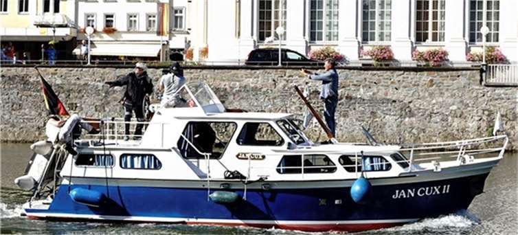 Auf dem Schiff kam es zu einer Schießerei, mit dabei der Schauspieler Mathieu Carrière (links). Fotos: MFU