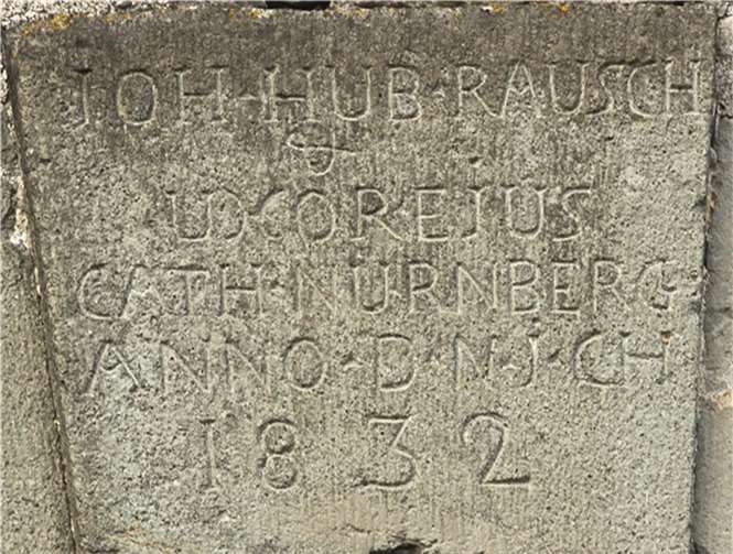 Auf dem Schluss-Stein sind die Jahreszahl und der Name der Erbauer deutlich zu sehen. privat