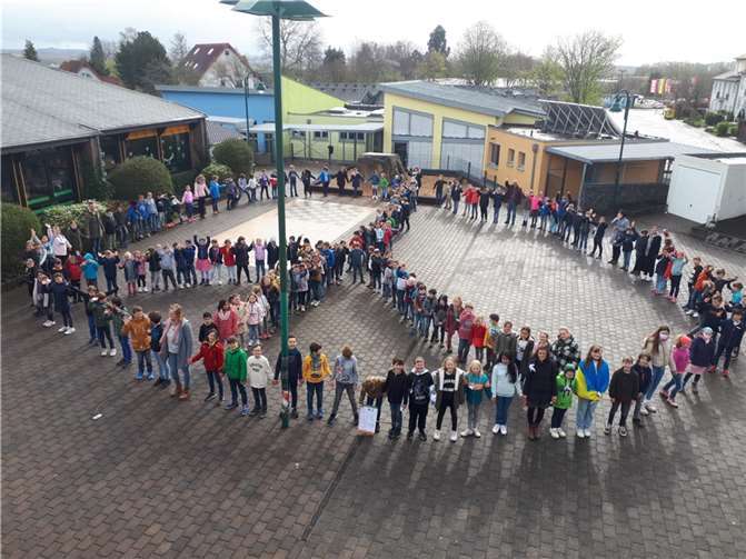 Auf dem Schulhof bildete die Schulgemeinschaft ein lebendiges Peace-Zeichen.  Foto: privat