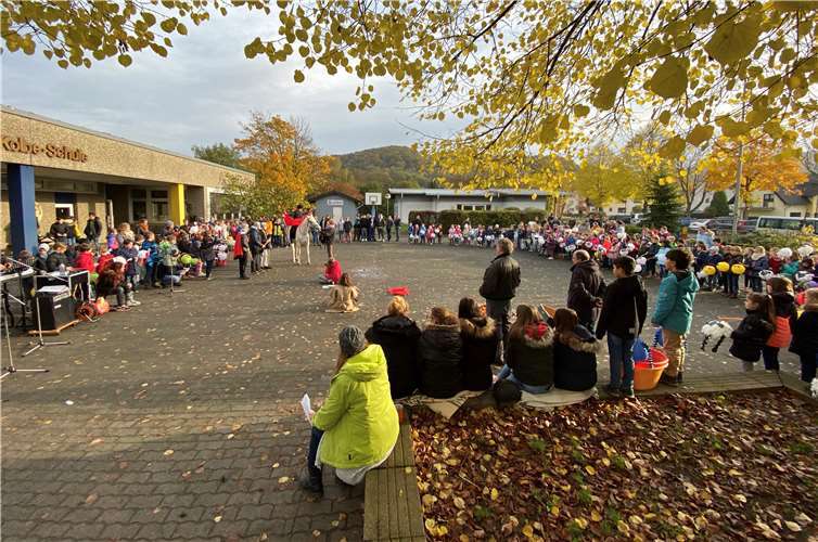 Auf dem Schulhof der Maximilian-Kolbe-Schule teilte St. Martin seinen Mantel. Foto: privat