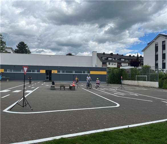 Auf dem Schulhof der Theodor-Heuss-Schule konnten die Teilnehmenden das Gelernte erproben.