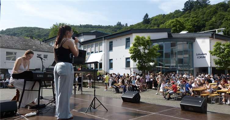 Auf dem Schulhof des Gymnasiums wurden musikalische Auftritte vom Feinsten geboten – wie hier von Isabella Hornus und Neele Schneiders.  Foto: Eileen Eisfeld