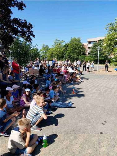 Auf dem Schulhof fand die Verabschiedung der Viertklässler statt.  Foto: privat