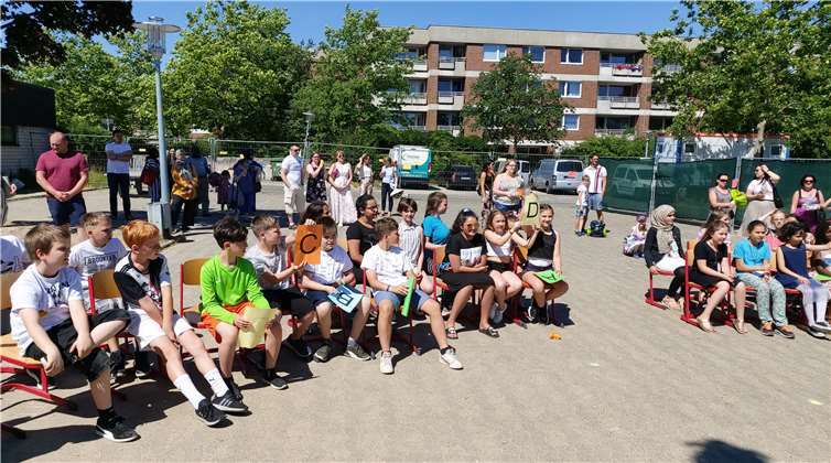 Auf dem Schulhof fand die Verabschiedung statt. Fotos: GGS Merl