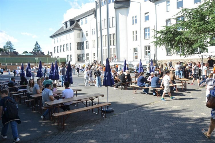 Auf dem Schulhof gab es Spaß und Spiel sowie ein geselliges Beisammensein