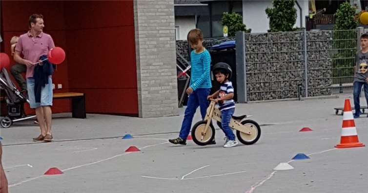 Auf dem Schulhof konnten Kinder einen Parcours mit Laufrädern abfahren. privat