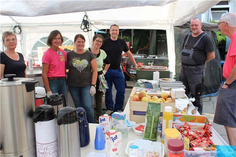 Dernau: Für Flutbetroffene wird weiterhin frisch gekocht Auf dem Schulhof wird täglich gekocht. Foto: WITE