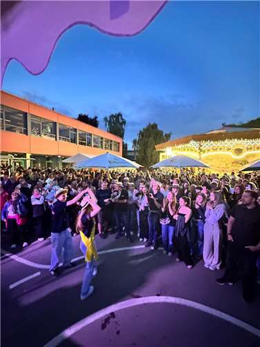 Livemusik, Stimmung und gute Laune Auf dem Schulhof wurde gefeiert.