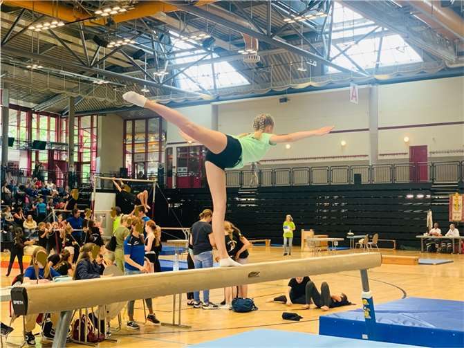 Auf dem Schwebebalken.