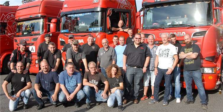 Auf dem Schwimmbadparkplatz in Dierdorf fand am Wochenende das erste große Truckertreffen von Speditionen aus der Region statt. 54 40-Tonner standen dort, zwei Tage lang hatten die Brummi-Fahrer Gelegenheit, sich mal in Ruhe untereinander auszutauschen. Fotos: -KER-
