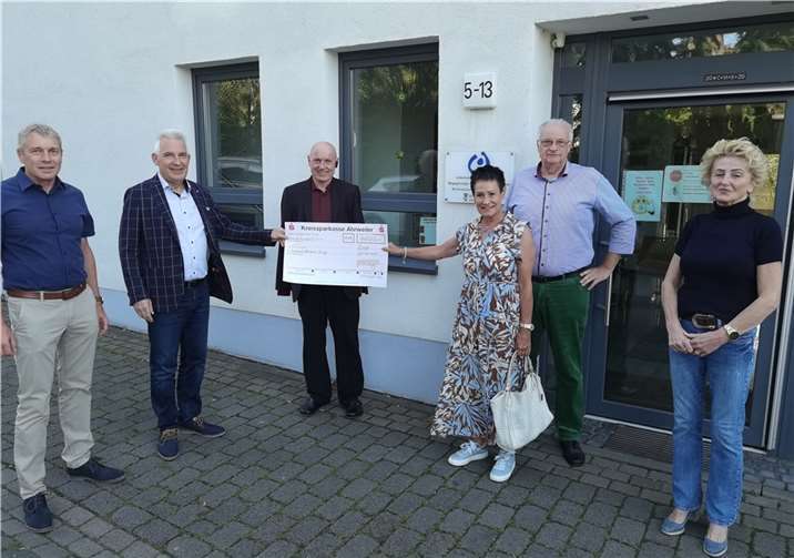 Auf dem Sinziger Kaiserplatz übergaben Peter Krupp Michael Herbst, Michael Schweikert. Angelika Schmickler und Gabi Hochstädter-Porz den entsprechenden Scheck.Foto: BL
