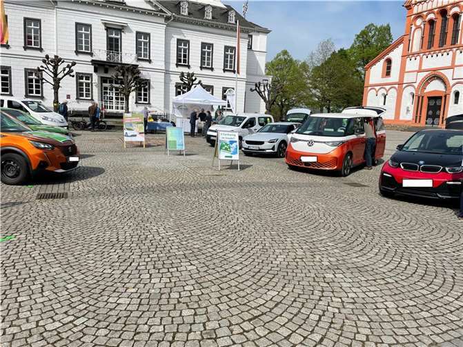 Auf dem Sinziger Kirchplatz konnten sich die BesucherInnen über die unterschiedlichsten E-Auto-Typen informieren.  Foto: Stadtverwaltung Sinzig