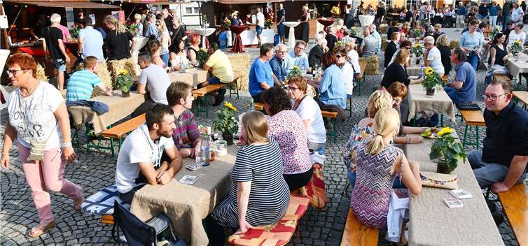 Auf dem Sinziger Kirchplatz konnten sich die zahlreichen Besucher kulinarisch verwöhnen lassen. Fotos: -RASCH-