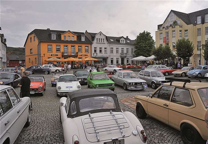 Auf dem Sinziger Kirchplatz versammelten sich die Oldtimer. Viele tolle Autos konnten bestaunt werden.
