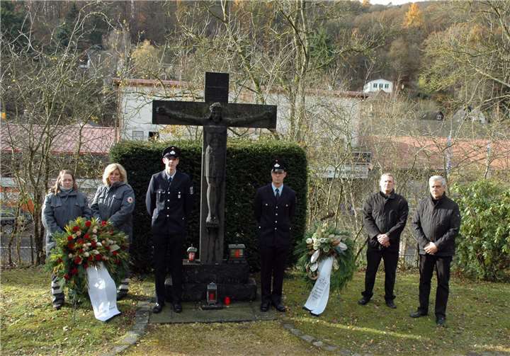 Auf dem Soldatenfriedhof ehrten der Volksbund Deutsche Kriegsgräberfürsorge und das Rote Kreuz die Gefallenen des Zweiten Weltkriegs.