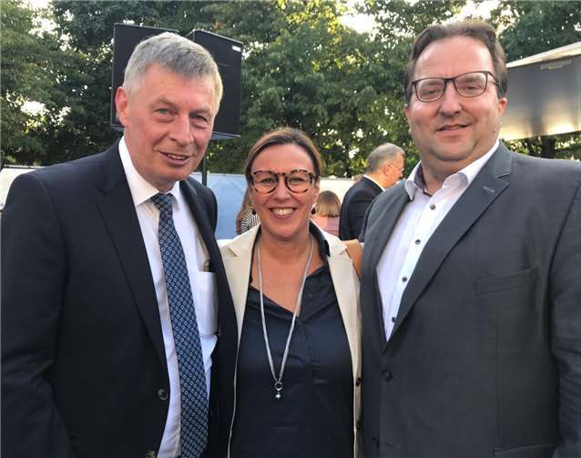 Auf dem Sommerfest: Fraktionsvorsitzender Bodo Löttgen MdL (v.li.), Silke Josten-Schneider und Oliver Baron.Foto: privat