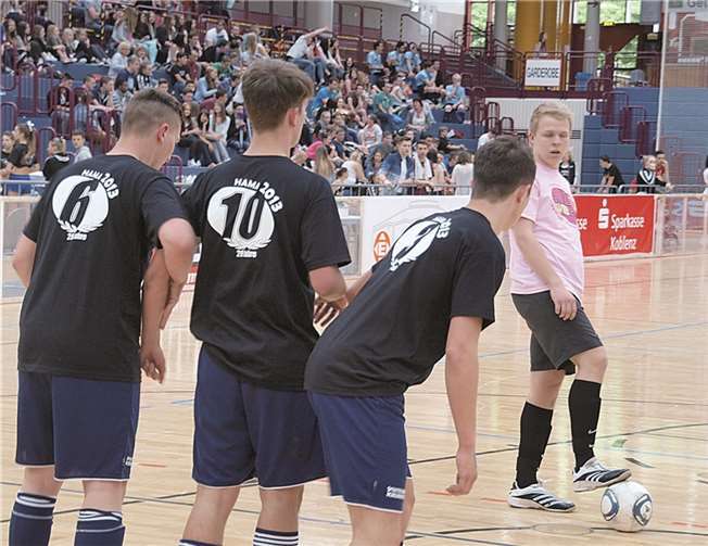 Auf dem Spielfeld geht es hart zur Sache und das Publikum heizte zudem noch kräftig mit ein.