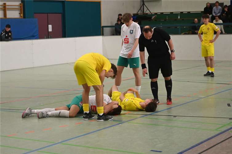 Auf dem Spielfeld ging es äußerst fair zu, auch wenn das Bild etwas anderes vermuten lässt.