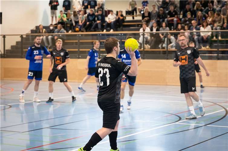 Auf dem Spielfeld zeigten die Spieler des FV Rheinbrohl ihr Können mit dem fremden Spielgerät.