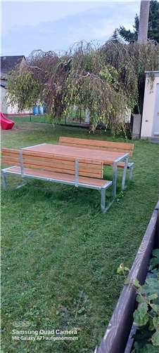 Auf dem Spielplatz wurde eine Bank-Tisch Kombination aufgestellt. Foto: privat
