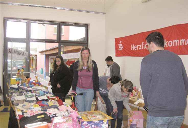 Auf dem Spielzeug- und Kleiderbasar gab es alles rund ums Kind. privat