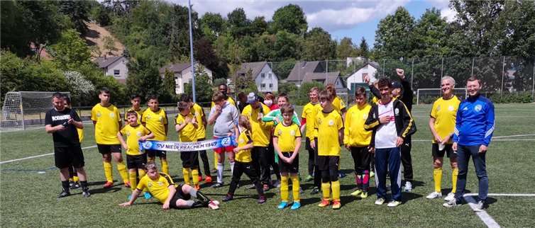 Auf dem Sportplatz des SV Niederbachem wurde das Training von Kindern mit einer geistigen Behinderung des Vereins „Team Bananenflanke“ ermöglicht. Foto: privat
