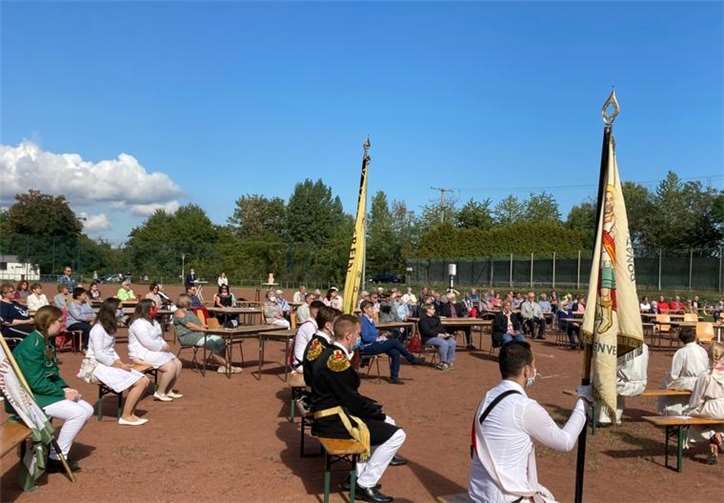 Auf dem Sportplatz fand ein Freilichtgottesdienst statt. Fotos: privat