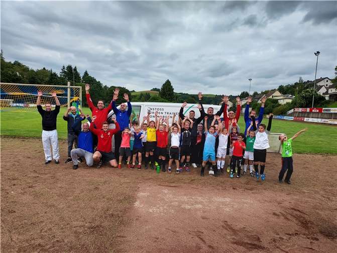 Auf dem Sportplatz in Burgbrohl erlebten die Kinder eine tolle abwechslungsreiche Trainingseinheit.Foto: privat