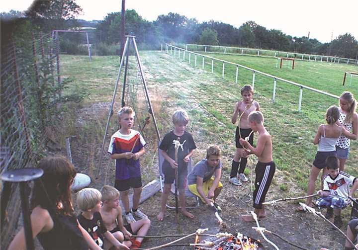 Auf dem Sportplatz in Daufenbach feierten die Kinder kräftig ihren Saisonabschluss. privat
