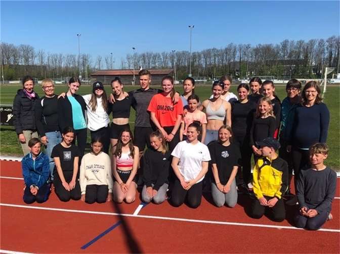 Auf dem Sportplatz von Den Burg fanden die Trainingseinheiten der Leichtathleten statt.  Foto: privat