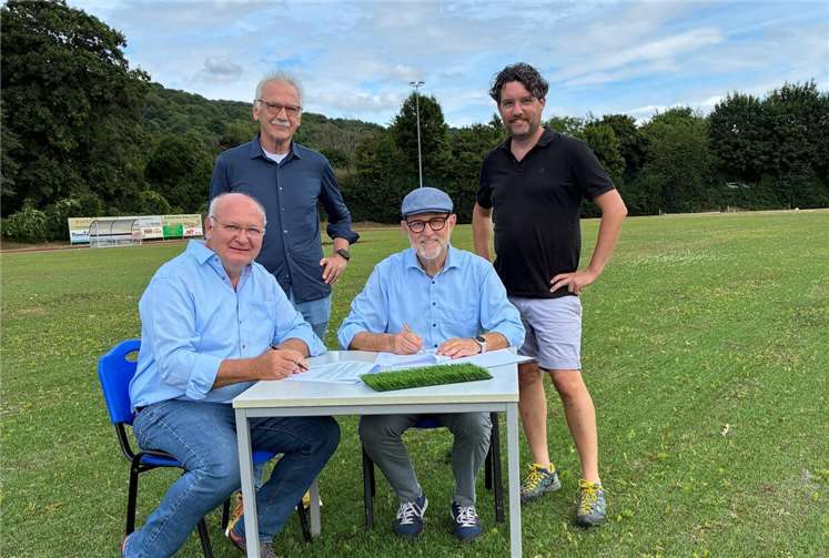 Auf dem Sportplatz wurde nun der neue Pachtvertrag mit der „Stiftung für Jugend, Sport und Integration“ unterschrieben (v.l.n.r. Gerald Muß, Werner Euskirchen, Alfons Mußhoff und Daniel Schmitz).Foto: Kulturstadt Unkel