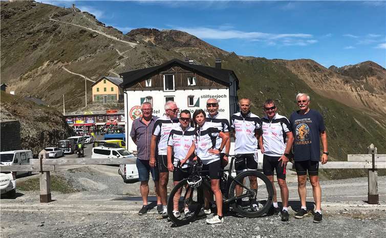 Auf dem Stilfser Joch, der Königin unter den Alpenpässen, kamen die Radsportler bei bestem Wetter an. Foto: privat
