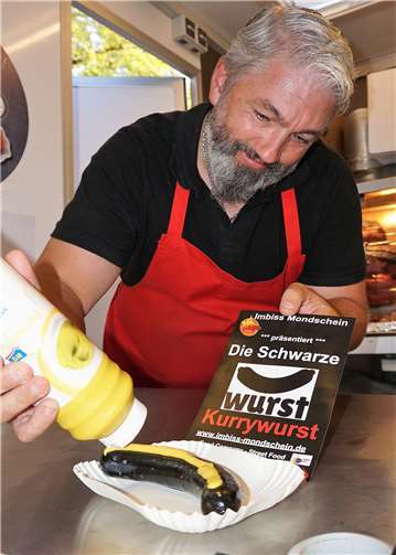 Auf dem Streetfood-Festival entdeckte fast jeder Neuheiten für sich. Hier die schwarze Kurrywurst.