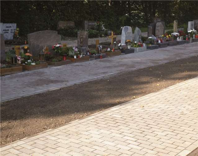 Auf dem Urmitzer Friedhof gibt es nun viel Platz auf den Gehwegen. privat