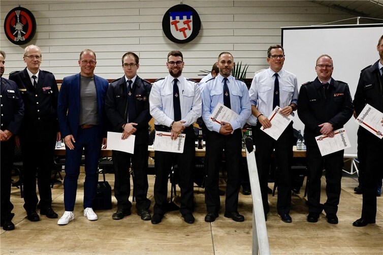 Auf dem VG-Feuerwehrtag 2025 in Bell wurden Feuerwehrkameraden unter anderem bestellt und befördert. Viele sind bereits seit vielen Jahren in Führungsverantwortung und können dies bald auch mit dem Tragen der neuen „Bandschnalle der Verbandsgemeinde Mendig“ zeigen. 