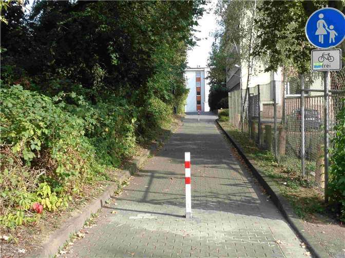 Auf dem Verbindungsweg entlang der Neuwied-Galerie und an der Unterführung zum Abenteuerspielplatz haben Radfahrer nun mehr Platz.