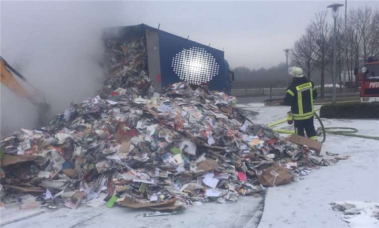 Auf dem Vorplatz des Gerätehauses wurde der Lkw entladen.  Feuerwehr Grafschaft