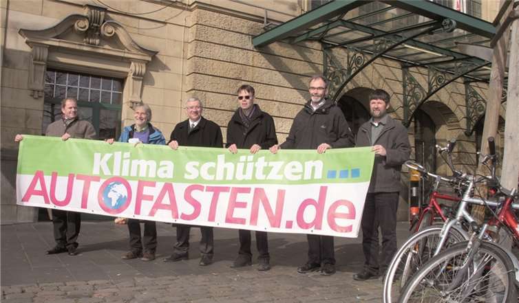 Auf dem Vorplatz des Koblenzer Hauptbahnhofes stellten Vertreter aus Kirche, Politik und Verkehrsverbund die Klimaschutzaktion vor.privat