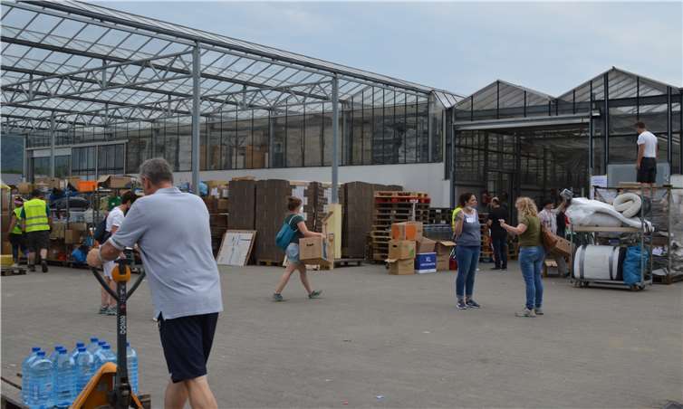 Auf dem Vorplatz des Logistikzentrums in Remagen herrscht reges Treiben. Fotos: AB