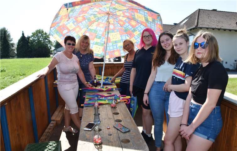 Auf dem Wagen der Giershofener Kirmesgesellschaft waren Vereinsfrauen zum Aufstellen des Kirmesbaums gefahren.Fotos: HEP