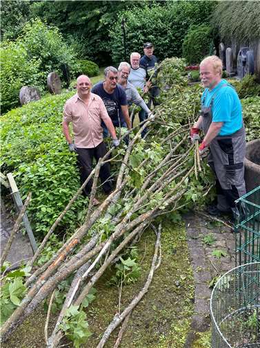 Auf dem Waldfriedhof wurde beim jüngsten Arbeitseinsatz auch ein umgestürzter Baum entfernt.  Foto: Rudolf Boden
