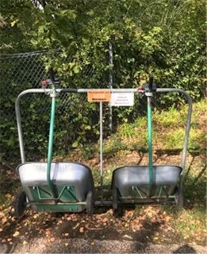 Auf dem Waldfriedhof wurden die Wannen der Schubkarren erneuert. Foto: privat