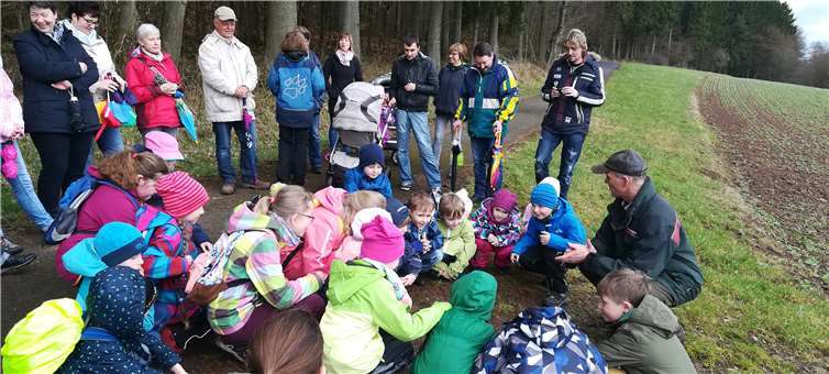 Auf dem Waldspaziergang lernten die Kinder allerhand über den Wald.privat