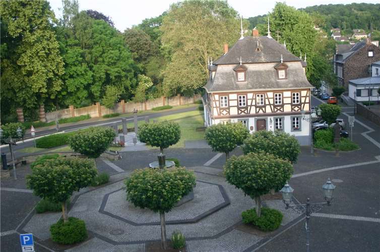 Auf dem Walpotplatz mit dem in der Mitte stehenden Dorfbrunnen findet das Kartoffelfest des Heimatvereins Bassenheim statt. Foto: privat