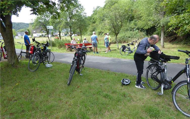 Auf dem Weg entlang der Ahr wurde am Sportplatz von Insul eine Ruhepause eingelegt. Foto: privat