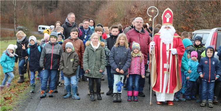 Auf dem Weg trafen die Wanderer den Nikolaus.