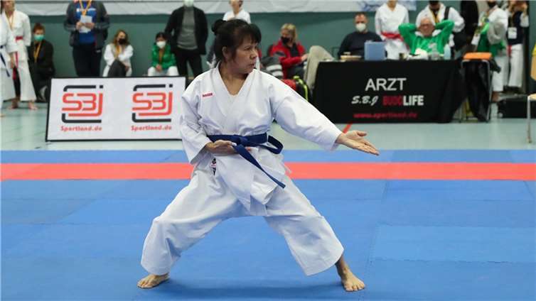 Auf dem Weg zu ihrem insgesamt 10. Titelgewinn unterstrich die Bendorferin Shirley Fernan bei den diesjährigen Deutschen Karate Meisterschaften der Masterklasse in Kempen (NRW) erneut ihre Dominanz in der Disziplin Kata Einzel, Damen +55 Jahre.Foto: privat